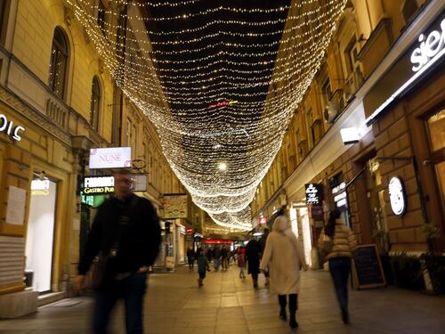 Pogledajte fotografije: Sarajevo ukrašeno za praznike kao nikada prije