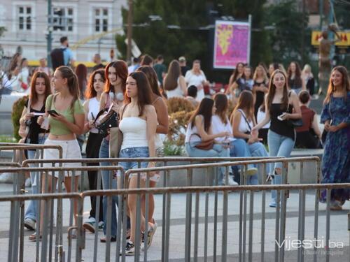 Pogledajte fotografije uoči koncerta Senidah u Skenderiji