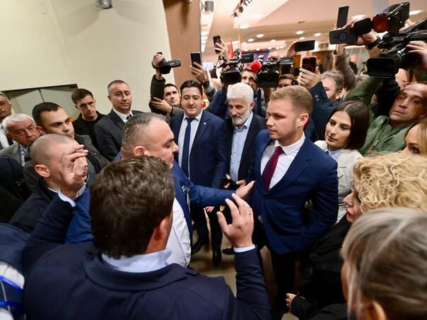 Pogledajte haos u NSRS: Iz sale izbačeni opozicionari