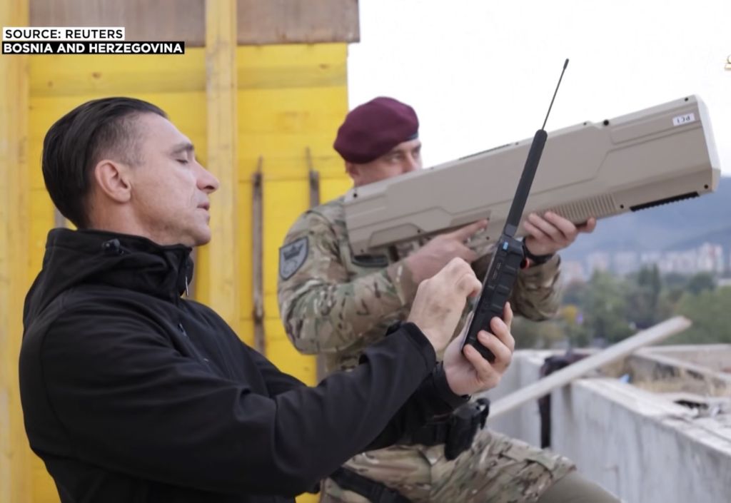 Pogledajte kako antidron sistem obara dronove iznad Zenice