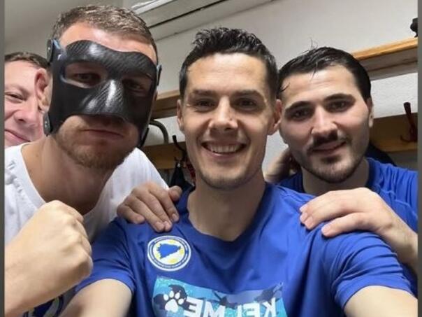 Pogledajte kako izgleda Džeko sa zaštitnom maskom