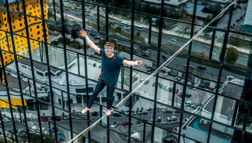Pogledajte kako izgledaju trikovi na užetu između nebodera u Sarajevu