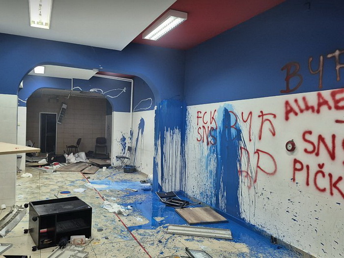 Pogledajte kako izgledaju uništene prostorije SNS-a u Novom Sadu