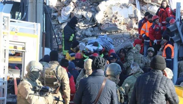 Pogledajte kako je dijete spašeno ispod ruševina u Turskoj