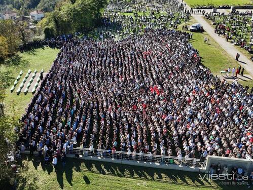 Pogledajte kako je hiljade ljudi klanjalo dženazu žrtvama poplava u Jablanici