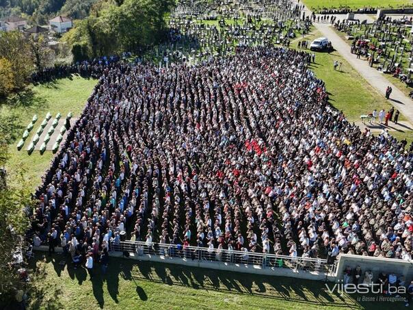 Pogledajte kako je hiljade ljudi klanjalo dženazu žrtvama poplava u Jablanici