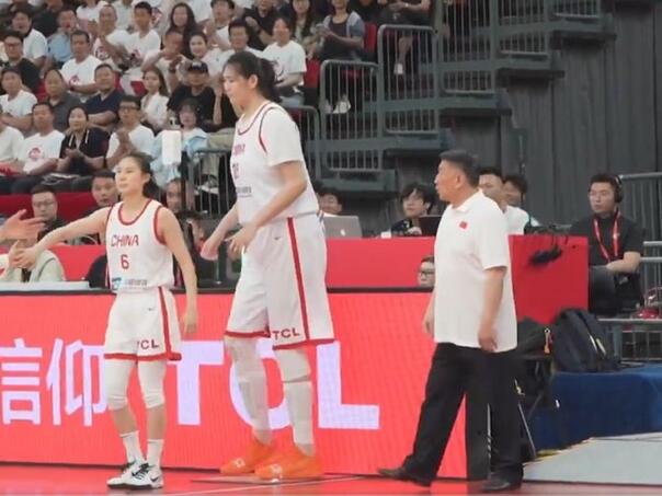 Pogledajte kako je Kineskinja (18) visine 220 cm dominirala protiv BiH