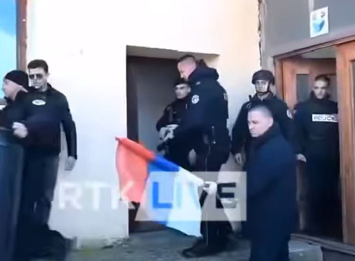 Pogledajte kako je policija Kosova upala u opštinu i skinula srpsku zastavu
