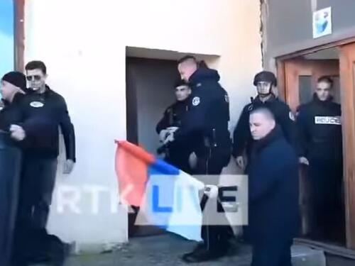 Pogledajte kako je policija Kosova upala u opštinu i skinula srpsku zastavu