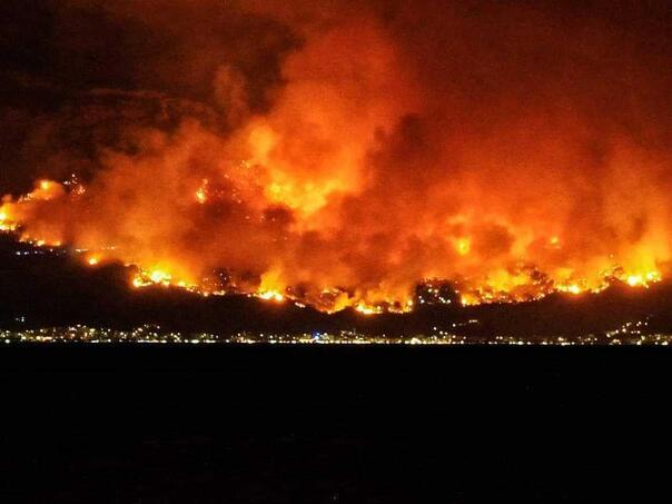 Pogledajte kako je stravična buktinja u Tučepima izgledala s Hvara