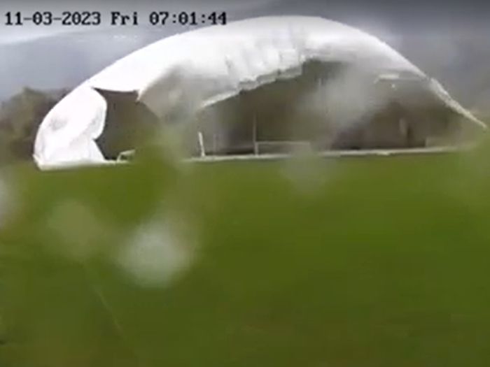 Pogledajte kako je vjetar uništio balon za mali fudbal na Ilidži