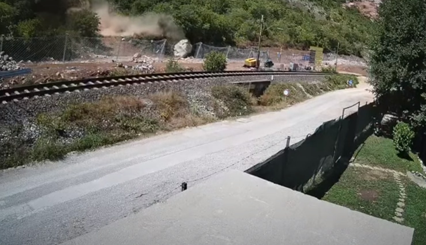 Ogromna stijena se sručila na prugu i cestu kod Čapljine
