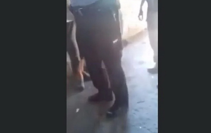 Pogledajte kako policajac u Krajini upozorava migrante da ne prave probleme
