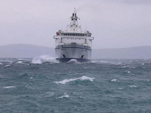 Pogledajte kako se trajekt Marko Polo bori sa ogromnim valovima