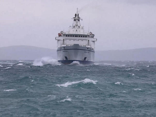 Pogledajte kako se trajekt Marko Polo bori sa ogromnim valovima