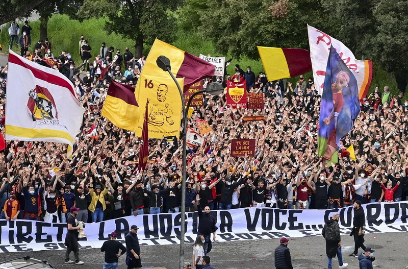 Pogledajte kako su navijači Rome pozdravili igrače uoči ključne utakmice