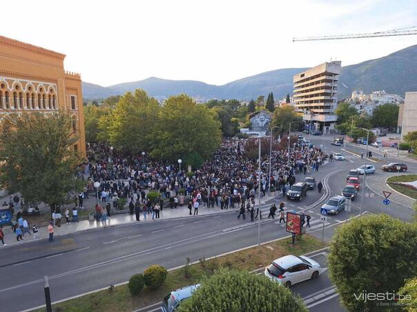 Pogledajte kako su se hiljade Mostaraca oprostile od Halida Bešlića