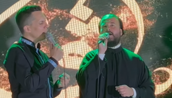 Pogledajte kako trebinjski đakon Branislav Rajković i Armin Muzaferija uče ilahiju