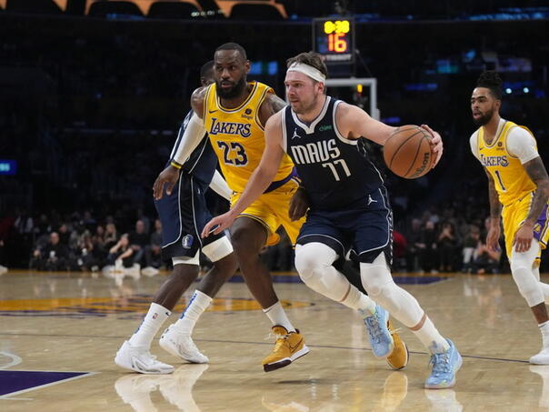 Pogledajte LeBronovu reakciju na čudesnu asistenciju Dončića