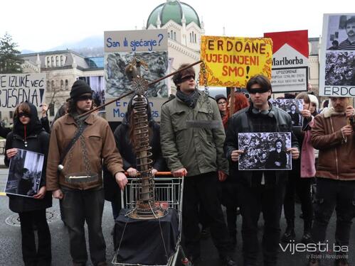 Pogledajte performans Erdoanovih kolega ispred Akademije likovnih umjetnosti