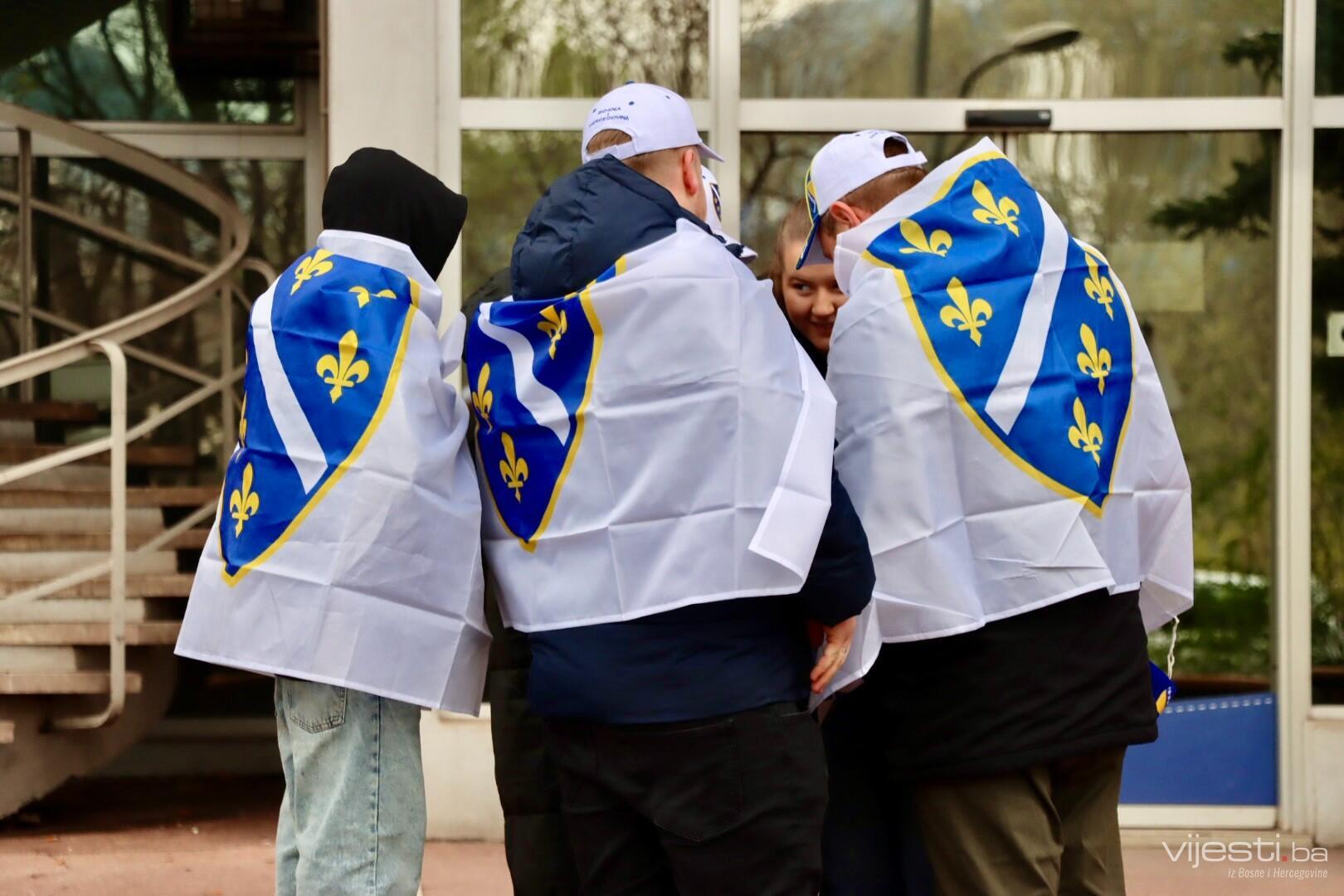 Pogledajte prizore iz Zenice: More zastava na ulicama