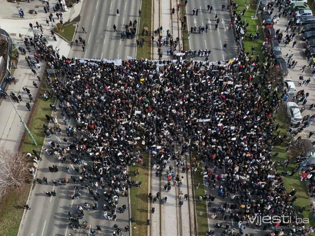 Pogledajte prizore iz zraka: Hiljade ljudi kod Zemaljskog muzeja