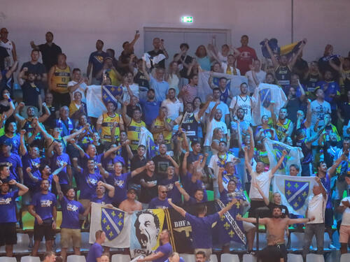 Pogledajte scene: Naši navijači dominirali na tribinama