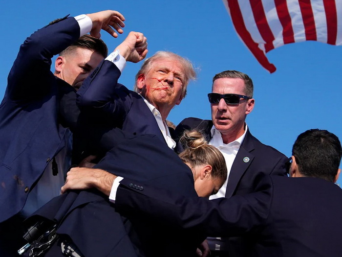 Pogledajte snimak: Pucnjava na Trumpovom skupu, završio na tlu, držao se za glavu