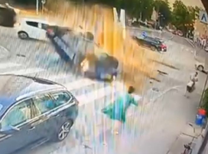 Pogledajte snimak strašne nesreće u centru Banjaluke, žena za dlaku izbjegla smrt