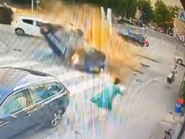 Pogledajte snimak nesreće u centru Banjaluke, žena za dlaku izbjegla smrt