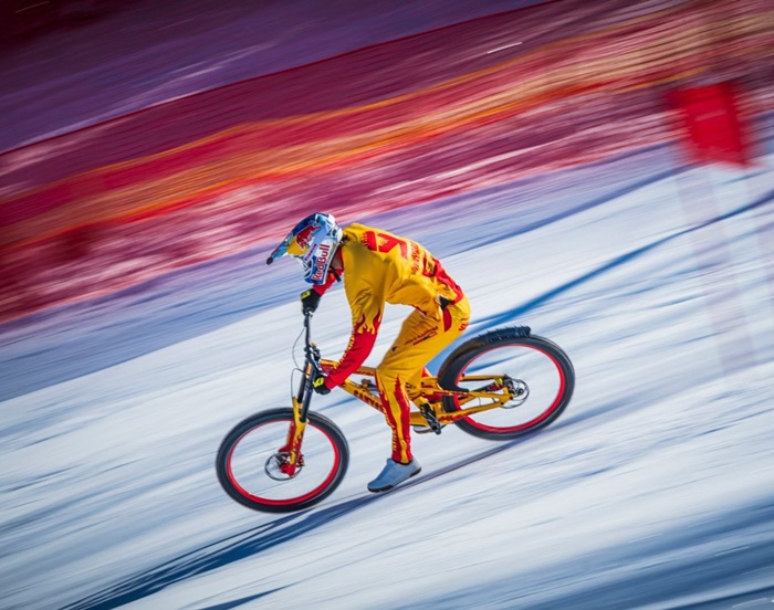 Pogledajte spust biciklom niz skijašku stazu, brzinom do 107 km/h