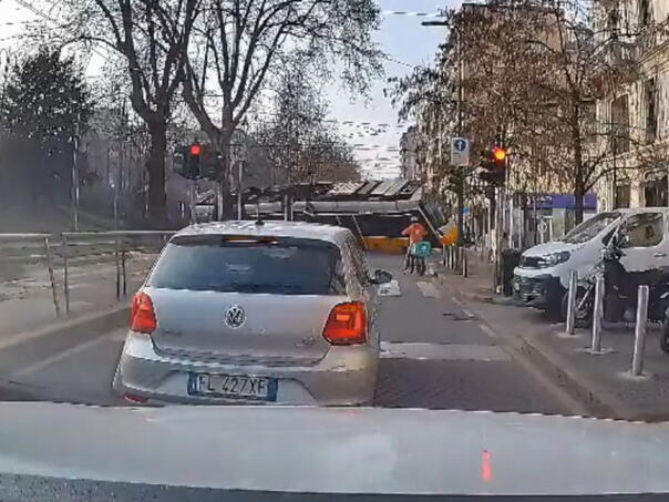 Pogledajte trenutak kada je tramvaj iskočio iz šina u Milanu