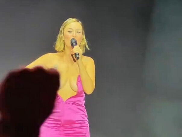 Pogledajte video: Španska zvijezda usred koncerta bacila grudnjak