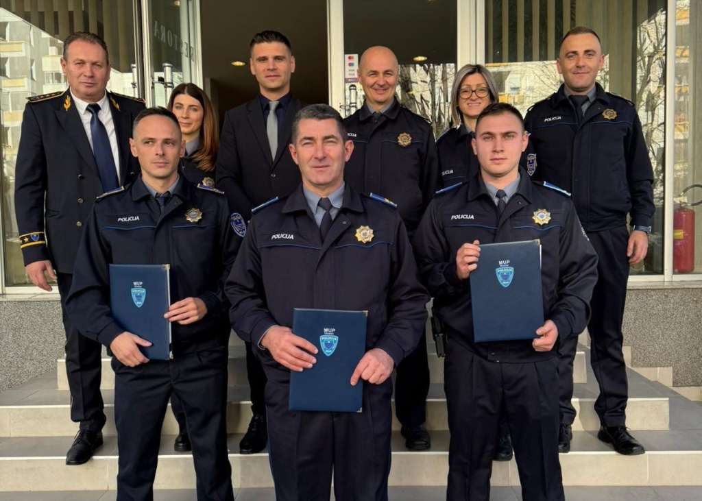 Pohvale policijskim službenicima koji su spašavali živote i imovinu u poplavama u Jablanici
