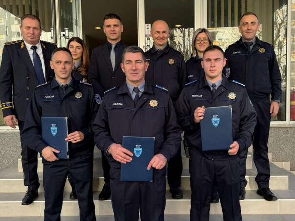 Pohvale policijskim službenicima koji su spašavali živote i imovinu u poplavama u Jablanici