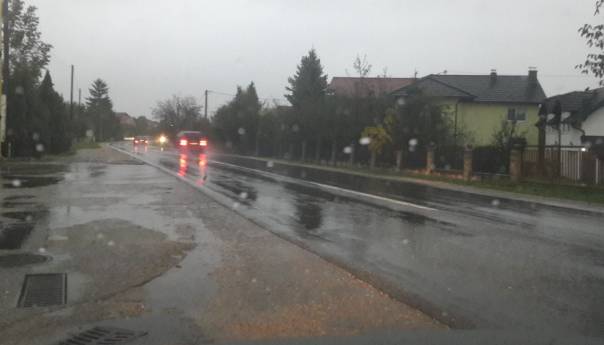 Pojačan oprez preporučen vozačima zbog učestalih lokalnih padavina