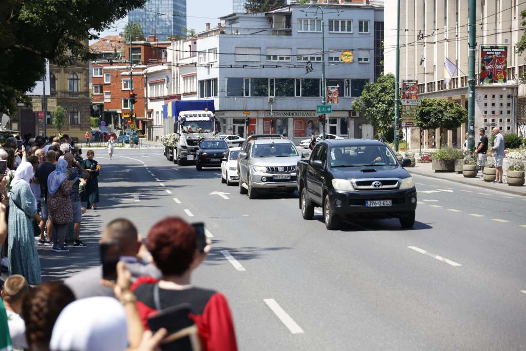 Pojačan promet putničkih vozila i autobusa na putevima prema Srebrenici