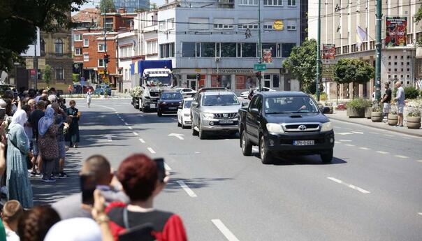 Pojačan promet putničkih vozila i autobusa na putevima prema Srebrenici