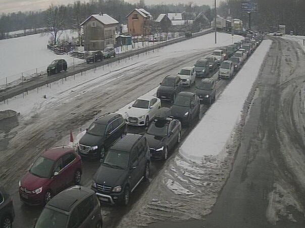 Pojačan promet putničkih vozila na izlazu iz BiH na graničnim prelazima Dubica, Gradina i Gradiška