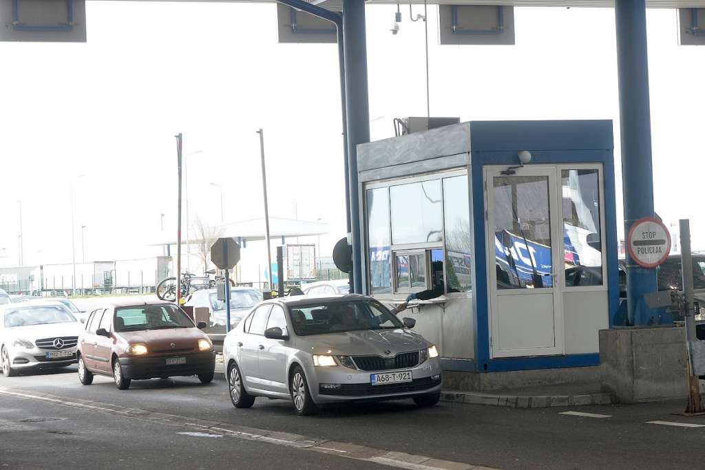 Pojačan promet vozila, duge kolone na graničnim prelazima