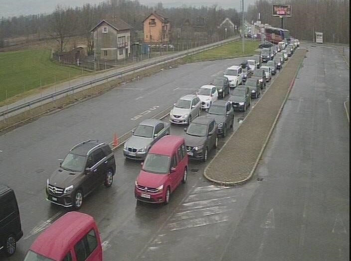 Pojačan promet vozila i duge kolone na graničnim prelazima na izlazu iz BiH