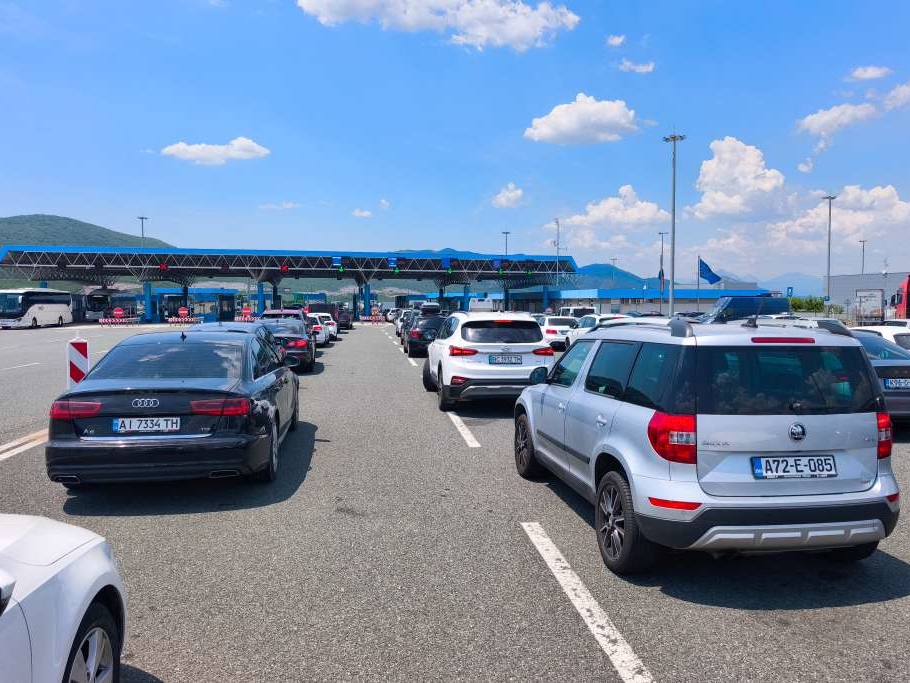Pojačan saobraćaj na putevima širom BiH i duža čekanja na granicama