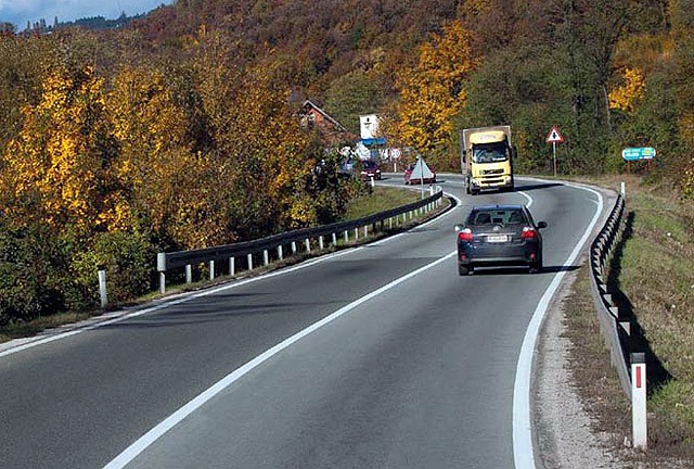 Pojačan saobraćaj na putevima u BiH, duge kolone prema jugu