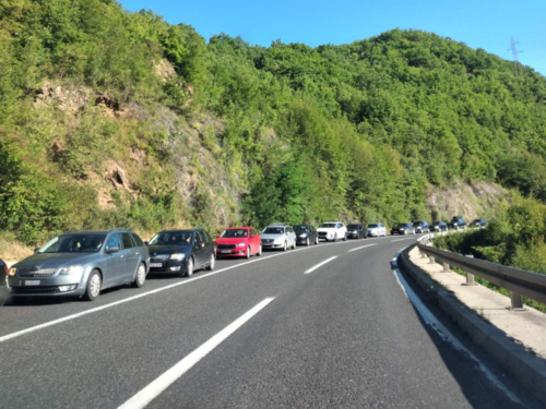 Pojačan saobraćaj prema jugu BiH, kolone u Konjicu i Jablanici