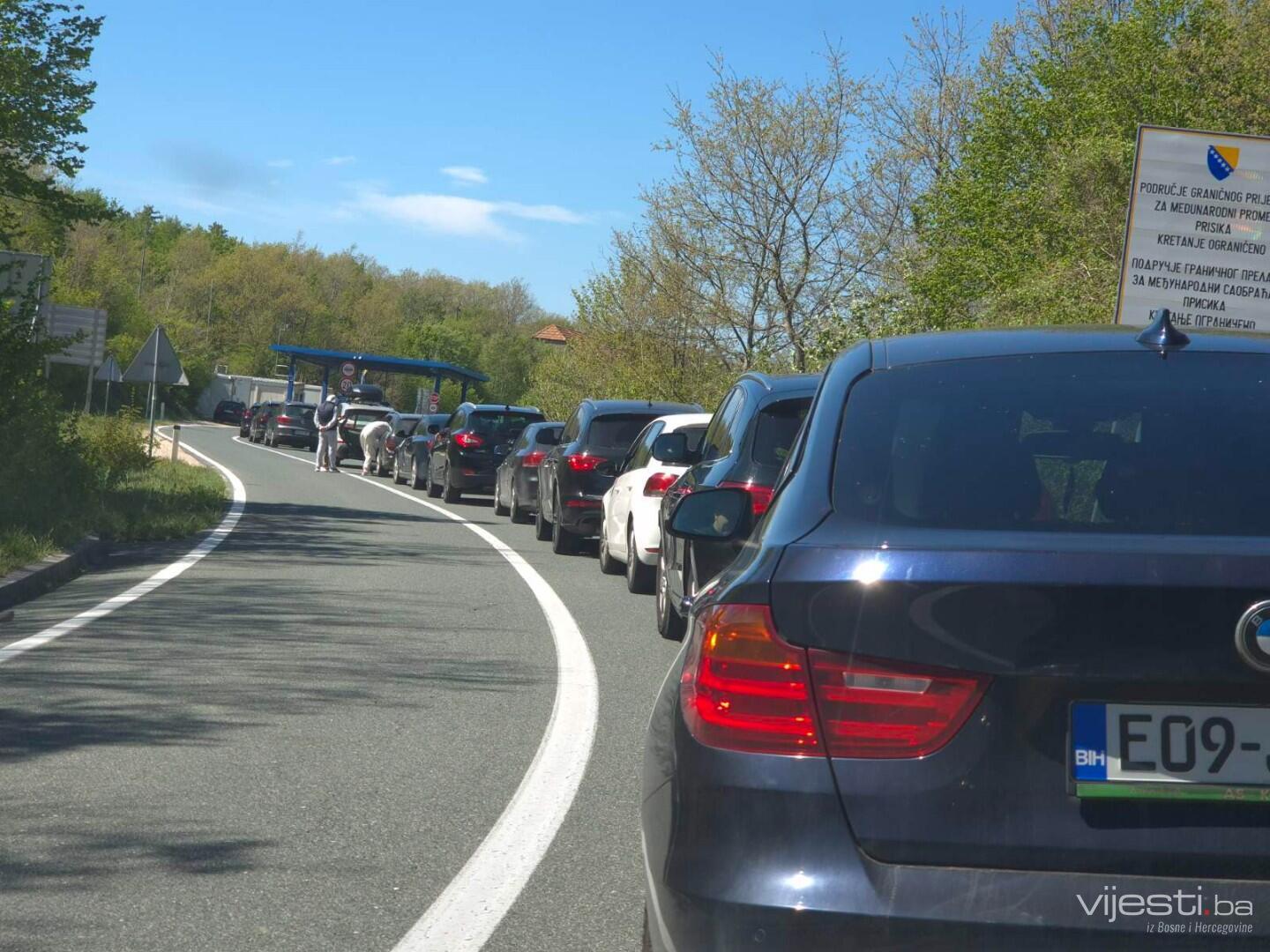 Pojačan saobraćaj prema jugu BiH, mogući zastoji na putevima i granicama