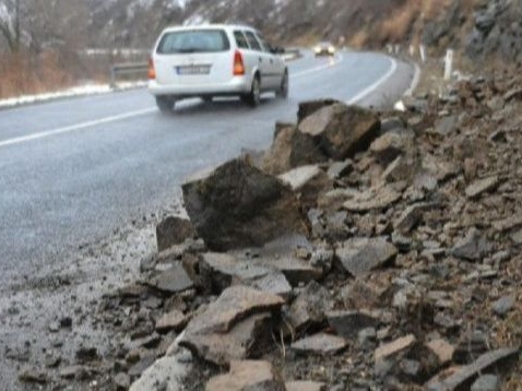 Pojačan saobraćaj širom BiH, odroni prijete na više dionica