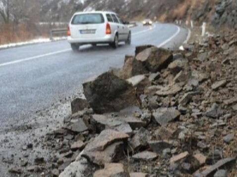 Pojačan saobraćaj širom BiH, odroni prijete na više dionica