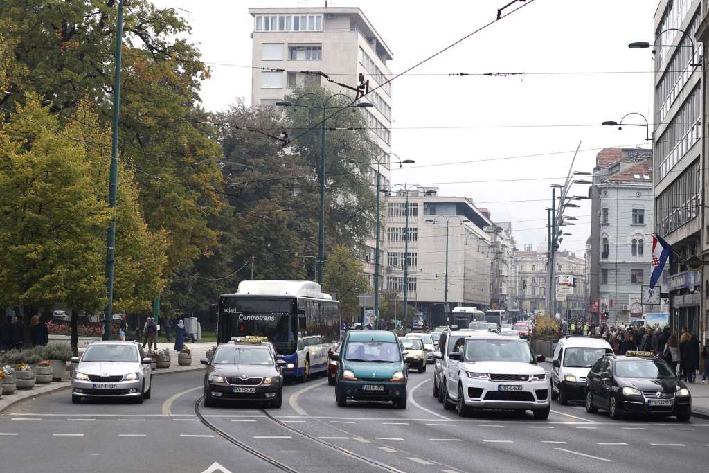 Pojačan saobraćaj u gradskim zonama, na graničnim prelazima zadržavanja od 10 do 30 minuta