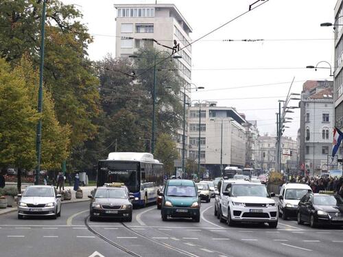 Pojačan saobraćaj u gradskim zonama, na graničnim prelazima zadržavanja od 10 do 30 minuta