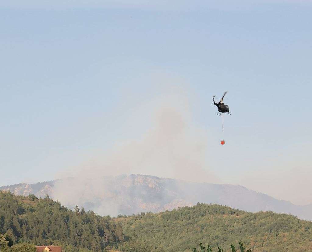 Od danas helikopter OSBiH gasi požar i u Mrkonjić Gradu